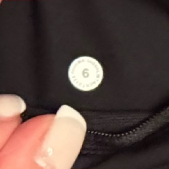 Lululemon Speed Up shorts 4” - Picture 4 of 5